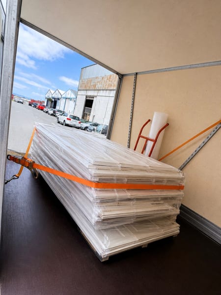 Muebles embalados y sujetos con correas dentro del camión de mudanzas