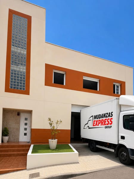 Camión de Mudanzas Express Group aparcado frente a las instalaciones de la empresa